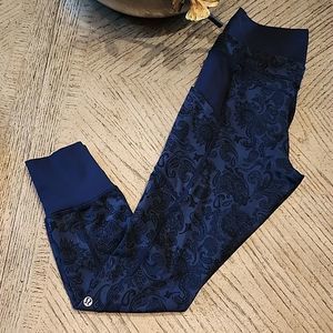 Lululemon size 6 blue Paisley print jogger leggings